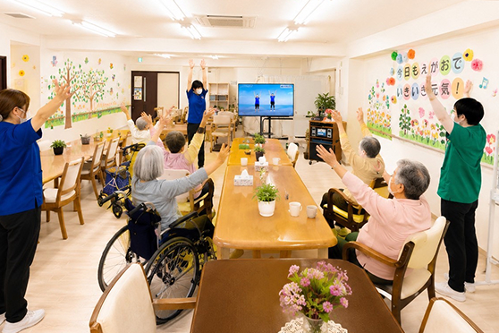 送迎車とスタッフ